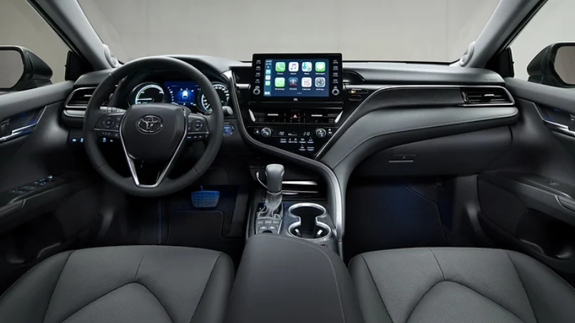 khoang-noi-that-cach-am-va-man-hinh-xe-auto-toyota-camry-moi