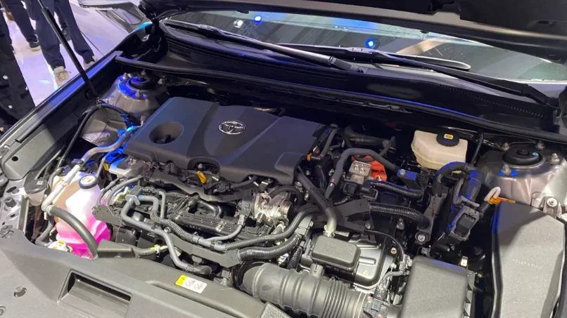 dong-co-hybrid-van-hanh-em-ai-tren-auto-toyota-camry-2026