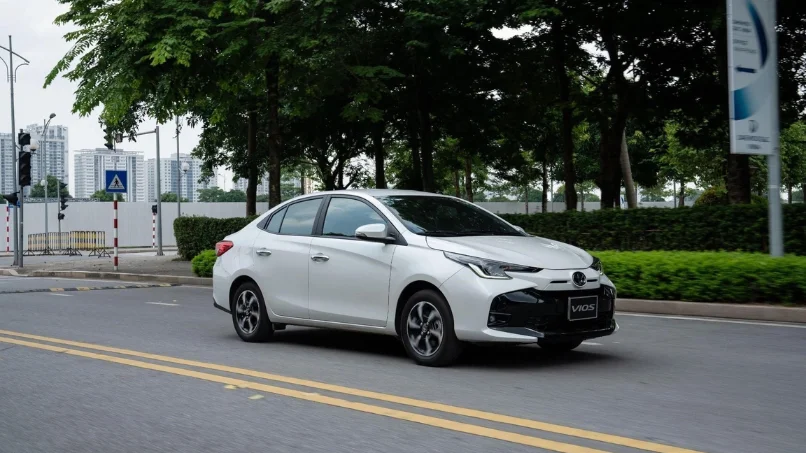ngoai-that-xe-vios-2026-mau-bac-ben-bi-tai-toyota-thanh-xuan