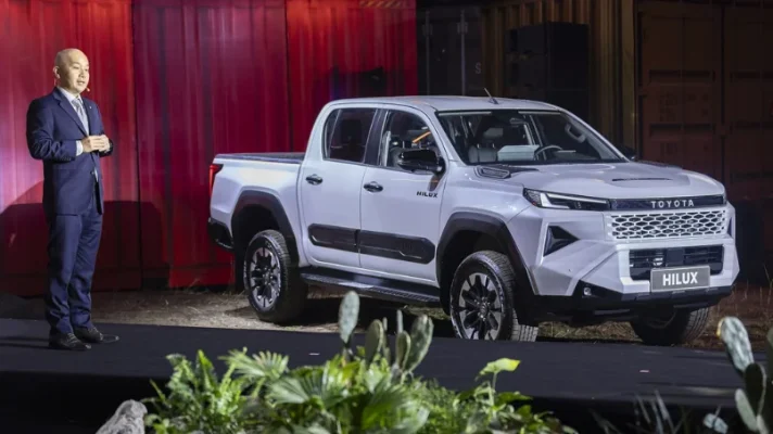 xe-ban-tai-hilux-mau-den-giao-ngay-tai-toyota-thanh-xuan