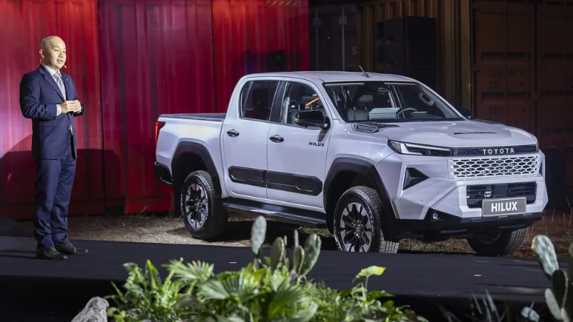 xe-ban-tai-hilux-mau-den-giao-ngay-tai-toyota-thanh-xuan
