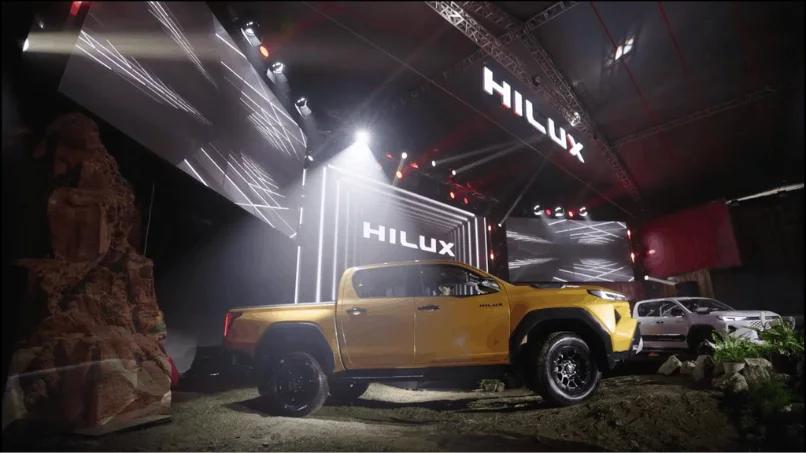 xe-ban-tai-hilux-mau-den-giao-ngay-tai-toyota-thanh-xuan