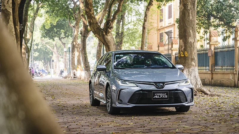 so-sanh-khoang-noi-that-toyota-corolla-altis-hybrid-va-ban-xang-cao-cap
