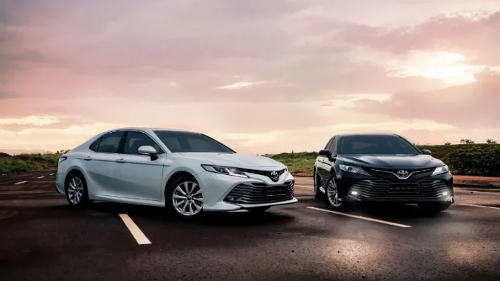 So sanh Camry Xang va Hybrid 2026 thuc te tai Toyota Thanh Xuan