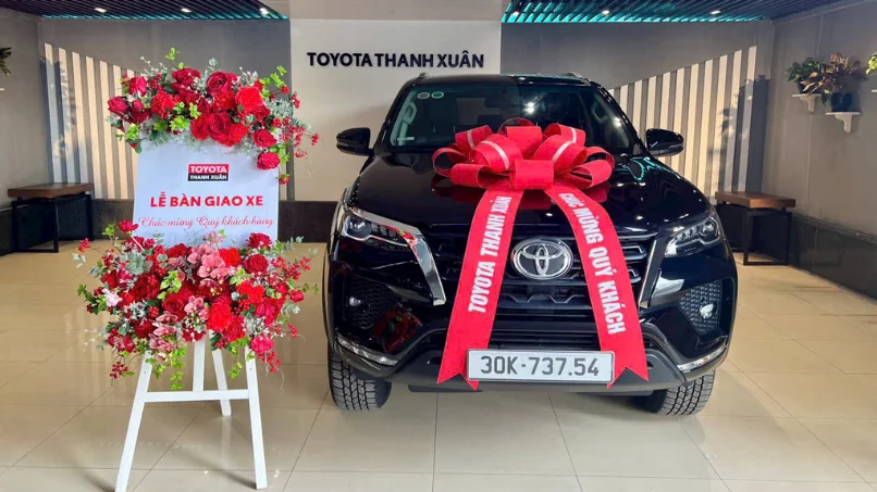 toyota-fortuner-2026-mau-den-huyen-bi-tai-showroom-toyota-thanh-xuan