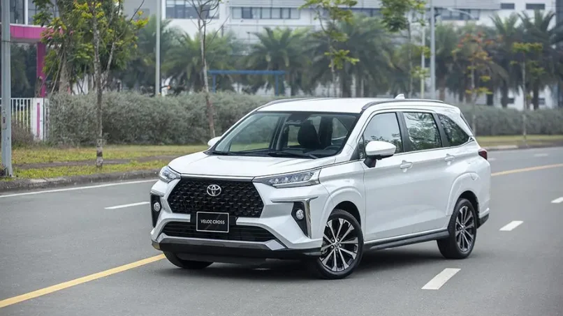 Ngoại-thất-Toyota-Veloz-Cross-2024-màu-trắng-ngọc-trai-tại-Toyota-Thanh-Xuân