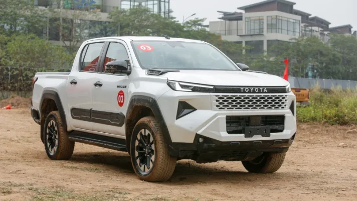 gia-lan-banh-xe-ban-tai-toyota-hilux-moi-nhat-tai-ha-noi