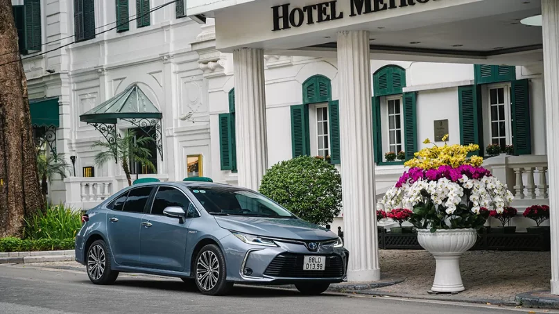 toyota-altis-hybrid-mau-trang-ngoc-trai-tai-showroom-thanh-xuan