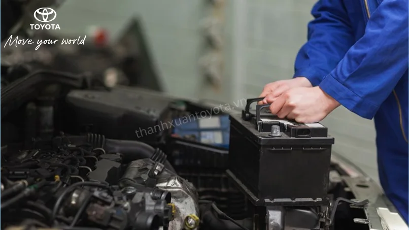 Kỹ thuật viên của Toyota Thanh Xuân đang sử dụng thiết bị chẩn đoán hiện đại để kiểm tra hệ thống Hybrid, đảm bảo xe hoạt động ổn định và an toàn.