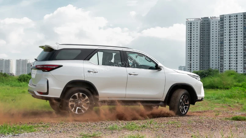Toyota Fortuner 2026 di chuyển êm ái trên phố Hà Nội