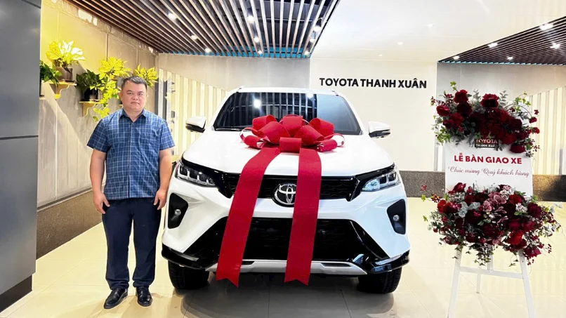 Khách hàng trải nghiệm lái thử Toyota Fortuner tại Toyota Thanh Xuân