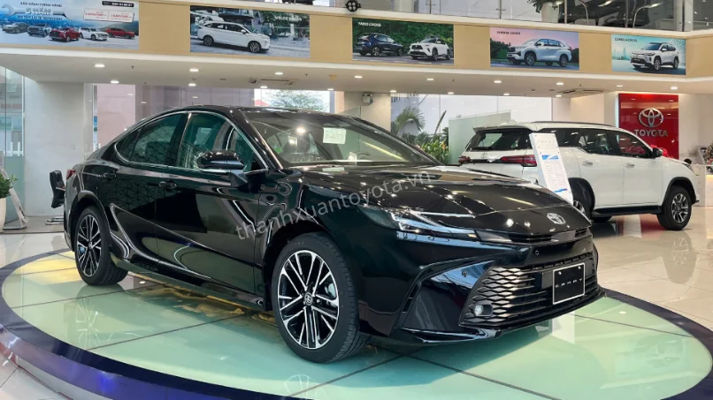 toyota-camry-2.0q-mau-den-sang-trong-tai-showroom-thanh-xuan