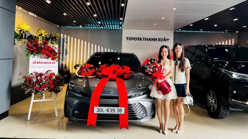 uu-dai-mua-xe-toyota-camry-2.0q-tra-gop-tai-quan-cau-giay-dong-da