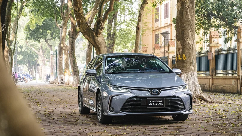 toyota-corolla-altis-hybrid-mau-trang-ngoc-trai-tai-showroom