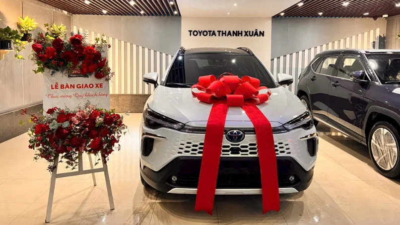 toyota-corolla-cross-hybrid-mau-trang-ngoc-trai-tai-showroom