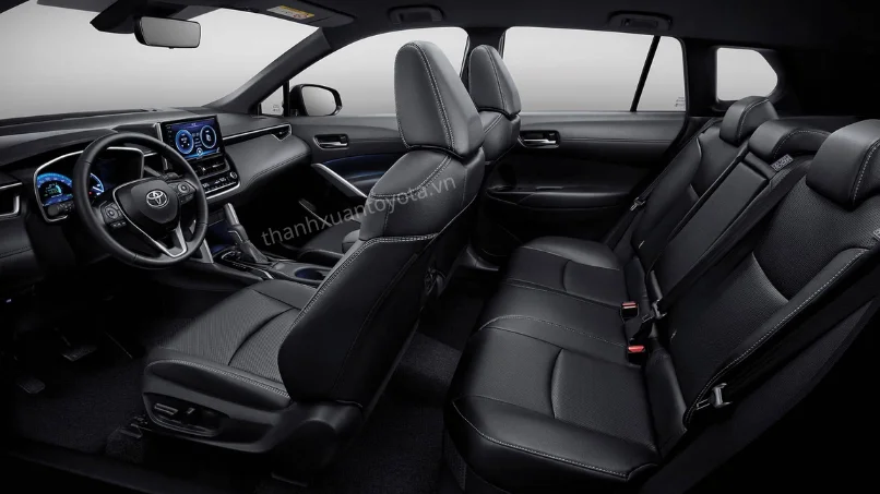 noi-that-sang-trong-va-cua-so-troi-toan-canh-yaris-cross-hybrid