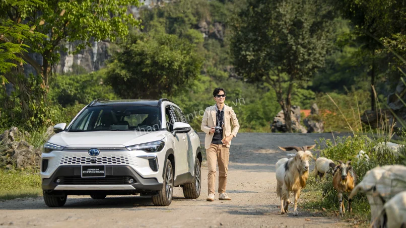 xe-xanh-toyota-corolla-cross-hybrid-2026-mau-trang-ngoc-trai