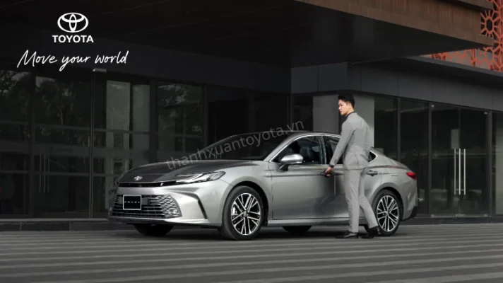 mẫu xe Toyota Camry 2026 lăn bánh tại Hà Nội - phong cách doanh nhân