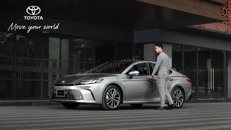 mẫu xe Toyota Camry 2026 lăn bánh tại Hà Nội - phong cách doanh nhân