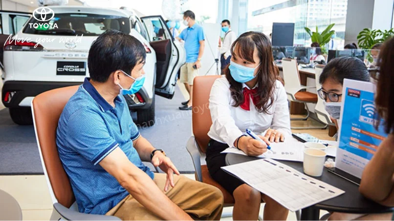 Khách hàng đang ngồi trao đổi với tư vấn viên tại phòng tư vấn VIP của Toyota Thanh Xuân, minh họa dịch vụ cá nhân hóa