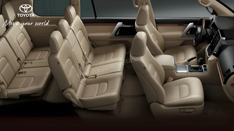 Nội thất Land Cruiser LC300 sang trọng, có khách hàng đang ngồi thử ghế