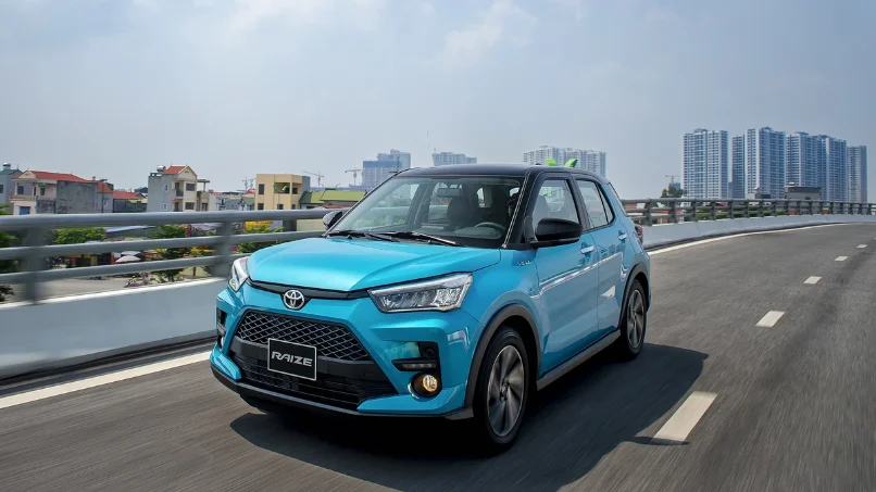 raize-toyota-mau-ngoc-trai-noc-den-the-thao-tai-showroom