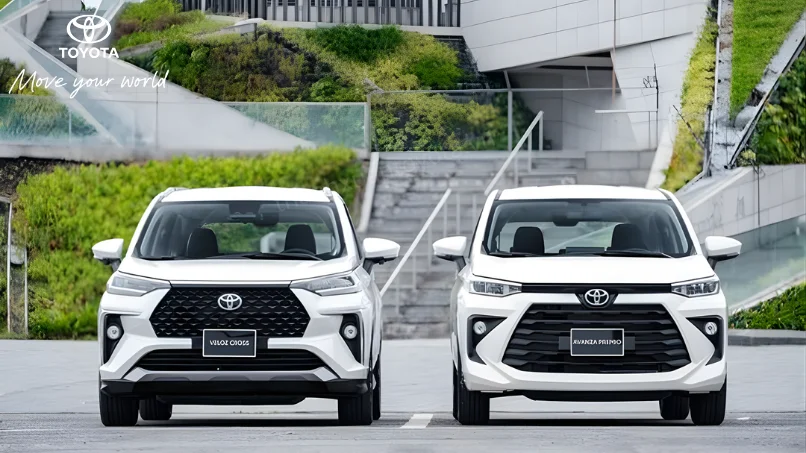 Hai chiến binh MPV 7 chỗ của Toyota trên đường phố Hà Nội