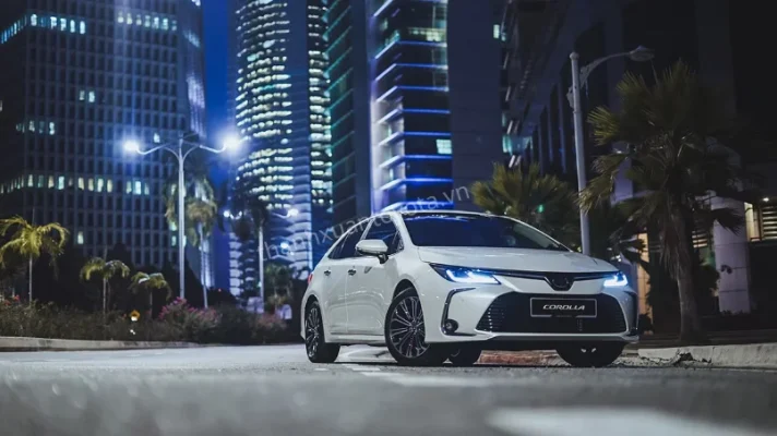 toyota-altis-1.8hev-hybrid-mau-trang-ngoc-trai-tai-showroom