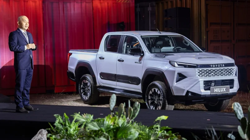 toyota-ban-tai-hilux-mau-den-manh-me-tai-showroom-ha-noi