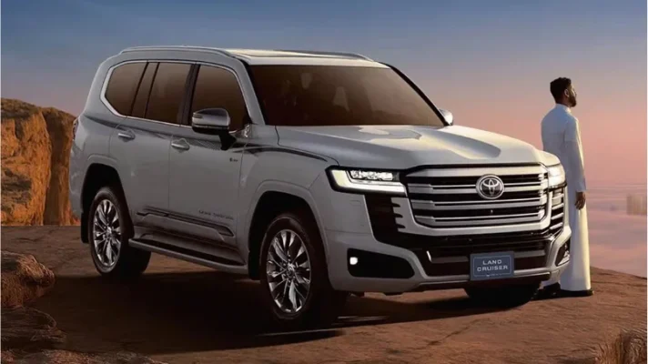 gia-xe-toyota-land-cruiser-lc300-lan-banh-moi-nhat-tai-ha-noi