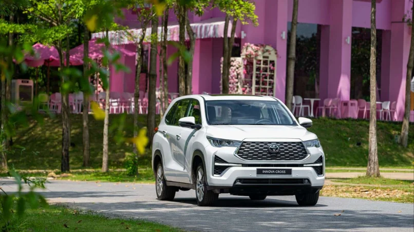 xe-7-cho-toyota-veloz-cross-mau-trang-ngoc-trai-gia-lan-banh-tot-nhat