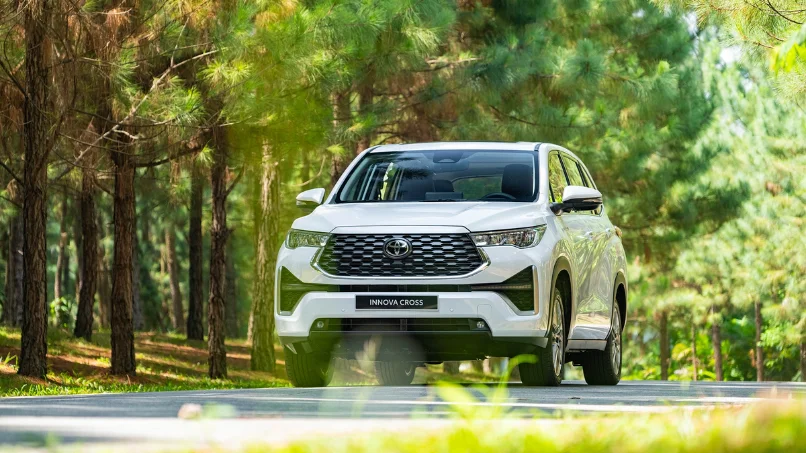 khung-gam-tnga-giup-xe-toyota-7-cho-innova-cross-van-hanh-em-ai
