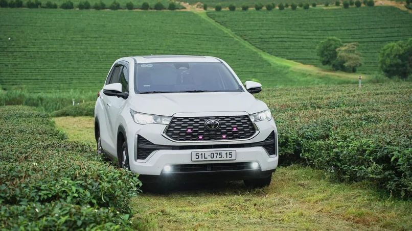 noi-that-xe-toyota-7-cho-innova-cross-phien-ban-hybrid-cao-cap