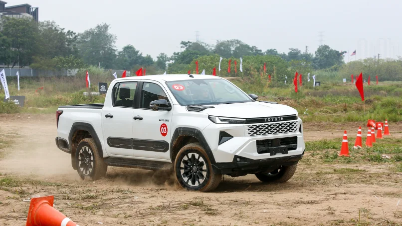 xe-ban-tai-toyota-hilux-cu-mau-bac-giu-gia-tot-nhat-thi-truong