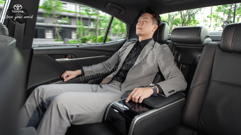 Hàng ghế ông chủ trên xe Toyota Camry 2026
