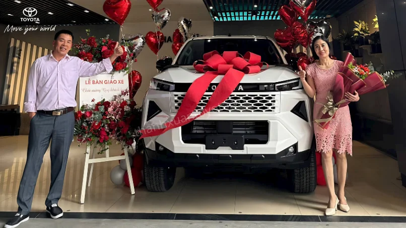 Bàn giao xe bán tải Toyota Hilux tại Toyota Thanh Xuân Hà Nội.