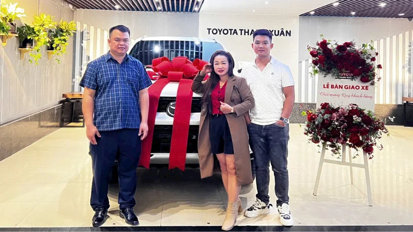 Giào xe Innova Hybrid tại đại lý Toyota Thanh Xuân