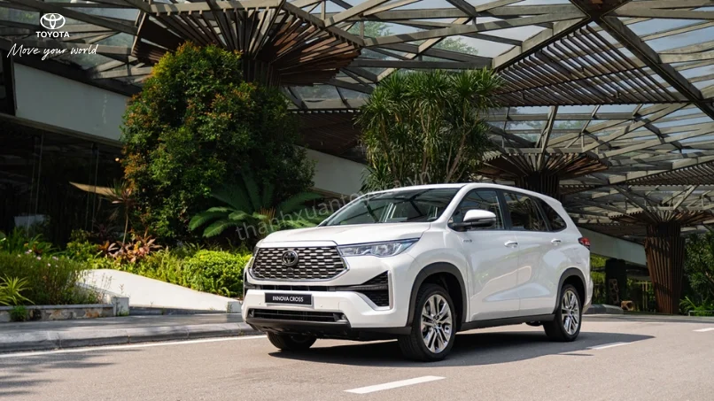Tổng quan Innova Cross 2026 đang di chuyển trên đường phố hiện đại của Hà Nội, với dáng vẻ mạnh mẽ, gầm cao