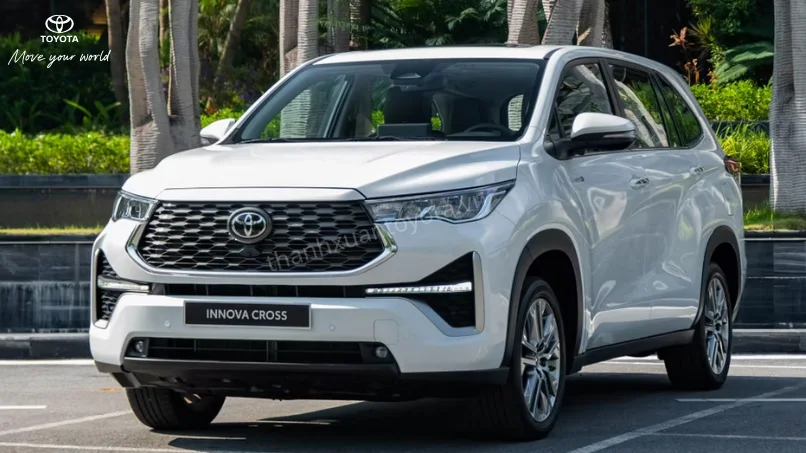 Chi tiết đèn pha LED sắc sảo và lưới tản nhiệt mạnh mẽ của Innova Cross 2026