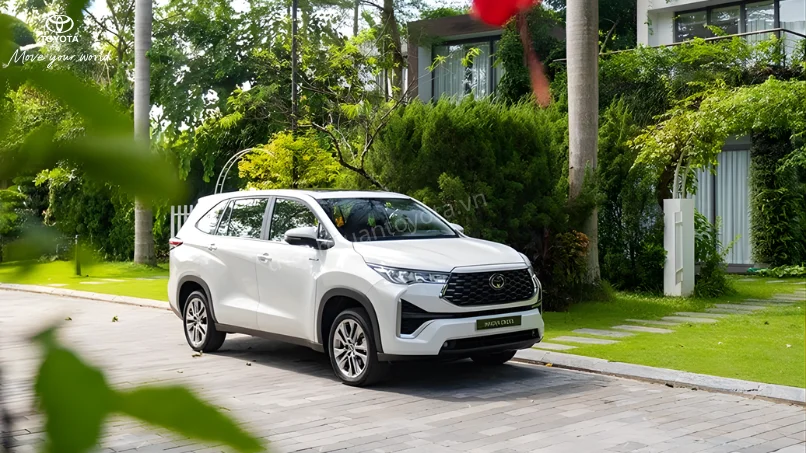Innova Cross 2026 đang di chuyển linh hoạt, tự tin trên đường phố đông đúc hoặc một con đường ven đô