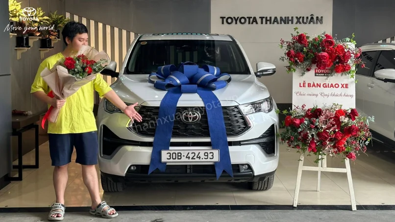 Khách hàng đang nhận chìa khóa xe Innova Cross 2026 mới tại showroom Toyota Thanh Xuân