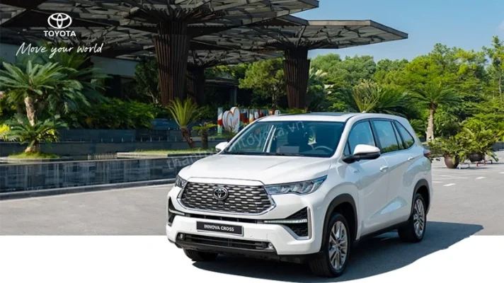 Ngoại thất xe MPV lai SUV Toyota Innova Cross Hybrid màu trắng ngọc trai tại Hà Nội