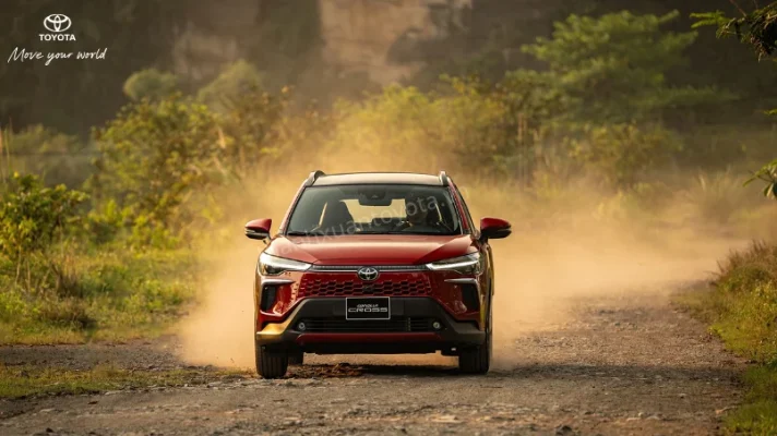 gia-xe-corolla-cross-hybrid-va-xe-xang-2026-lan-banh-moi-nhat