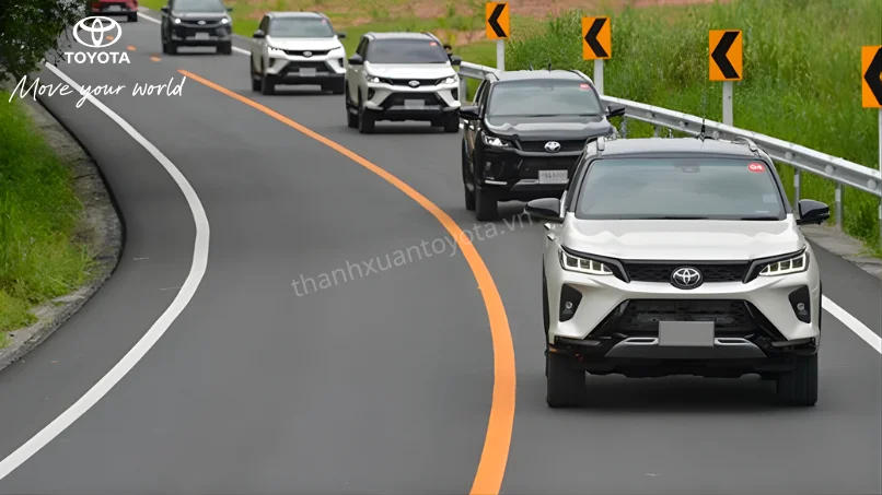 Ngoại thất Toyota Fortuner 7 chỗ đang lăn bánh trên đường phố Hà Nội, thể hiện sự mạnh mẽ và sang trọng