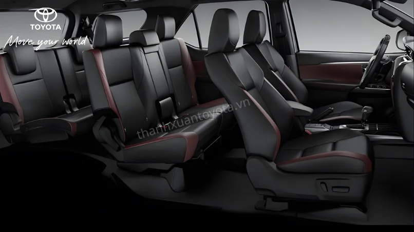 Nội thất Toyota Fortuner, tập trung vào hàng ghế thứ hai với khoảng để chân rộng rãi và cửa gió điều hòa trên trần