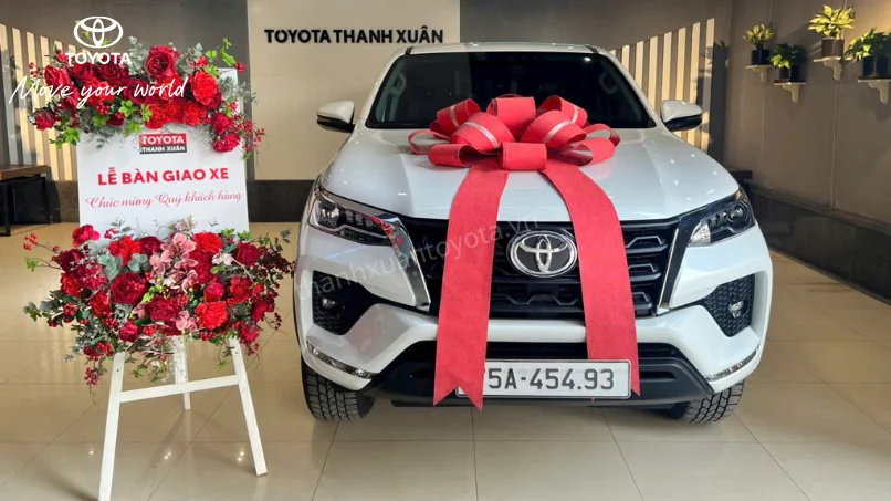 Hình ảnh so sánh Fortuner với một đối thủ cùng phân khúc, nổi bật ưu thế về không gian và độ bền