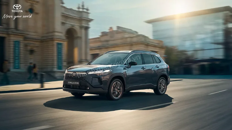 Toyota Corolla Cross 1.8HEV màu xanh di chuyển trên đường phố Hà Nội