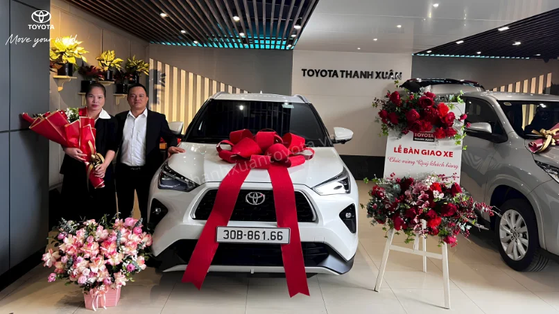giao xe toyota hybrid tại đại lý toyota thanh xuân
