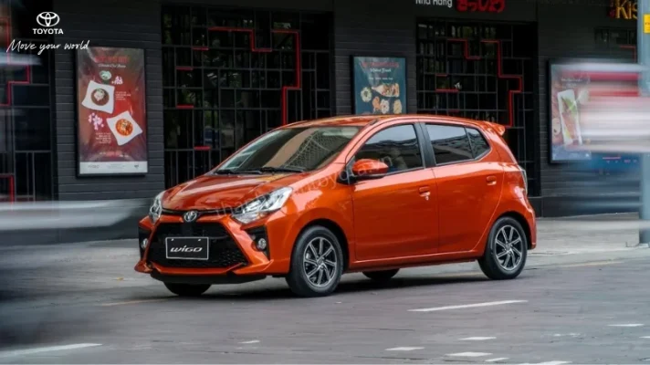 Toyota Wigo đủ màu sắc (cam, đỏ, trắng, bạc) đang chờ giao tại bãi xe Toyota Thanh Xuân ở Nguyễn Xiển.