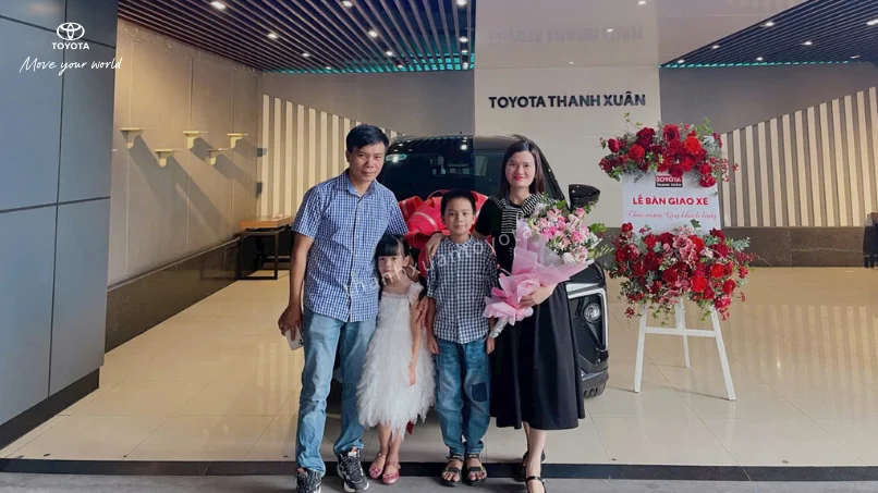 gia đình nhận xe Toyota Veloz Cross tại Thanh Xuân
